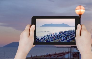 Fotoğraf kum plaj ve Circeo cliff alarak turizm