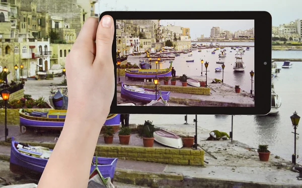 Touriste prenant des photos de bateaux dans le vieux port urbain — Photo