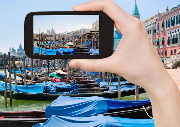 Taking photo of gondolas near Piazza San Marco — Stock Photo, Image