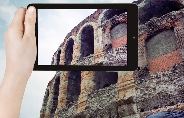 Turista tomando fotos de la arena romana en Verona —  Fotos de Stock