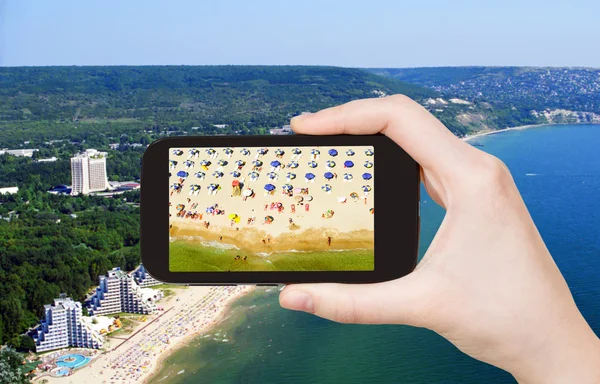 Tourist taking photo of Albena sand beaches — Stock Photo, Image