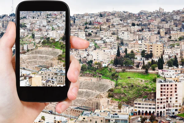 Turista tomando fotos de la ciudad de Ammán, Jordania —  Fotos de Stock