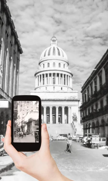 Toeristische nemen foto van El Capitolio, Havana — Stockfoto