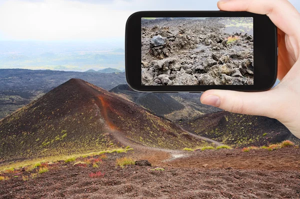 Toeristische nemen foto van kraters vulkaan Etna — Stockfoto