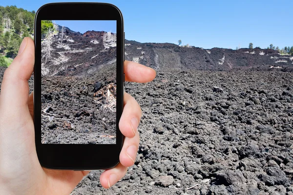 Toeristische nemen foto van lava flow op de helling van de Etna — Stockfoto