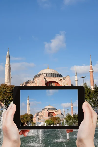 Turista tomando fotos de Haghia Sophia —  Fotos de Stock