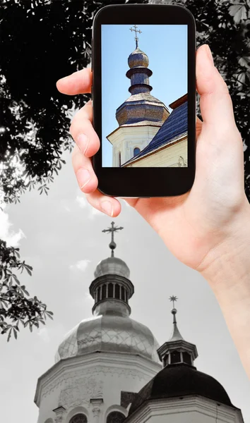 Tourist taking photo of church in Kiev — Stock Photo, Image