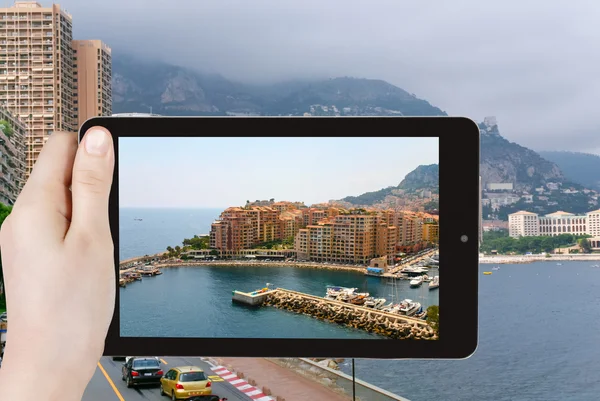 Resa koncept - turist ta foto av Monaco city — Stockfoto