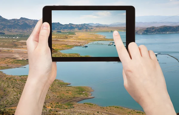 Touristin beim Fotografieren von Lake met in Nevada — Stockfoto