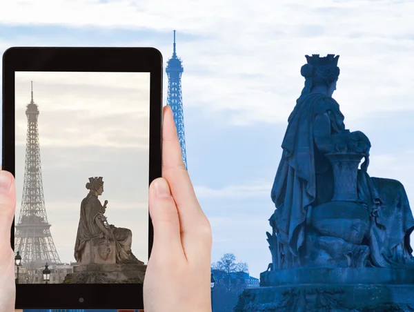 Турист фотографирует статую Марсель, Париж — стоковое фото