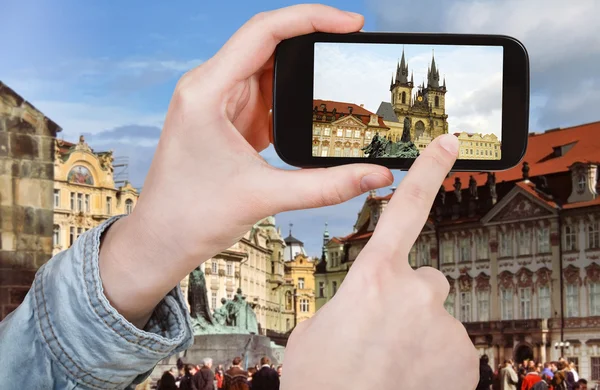 Tourist taking photo of old town square in Prague — Stock Photo, Image