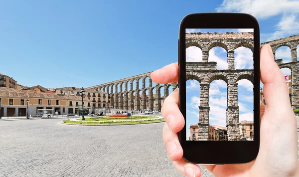 Turistické, přičemž fotografie starých akvadukt Segovia — Stock fotografie