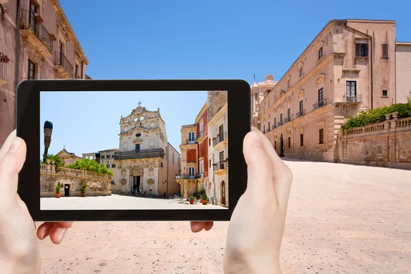 Turist med foto av medeltida biskopssätet — Stockfoto