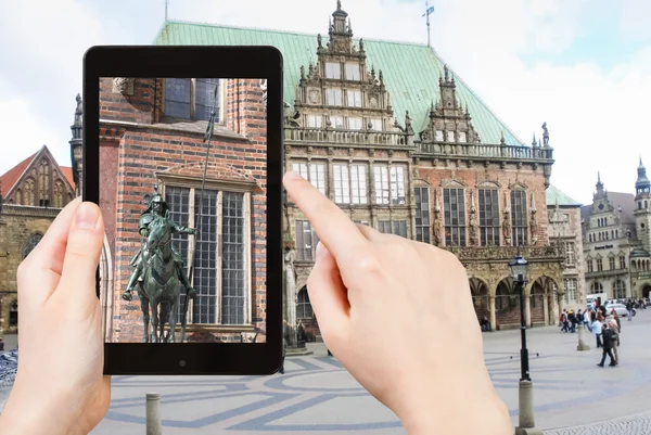 Turista tomando fotos del Ayuntamiento de Bremen — Foto de Stock