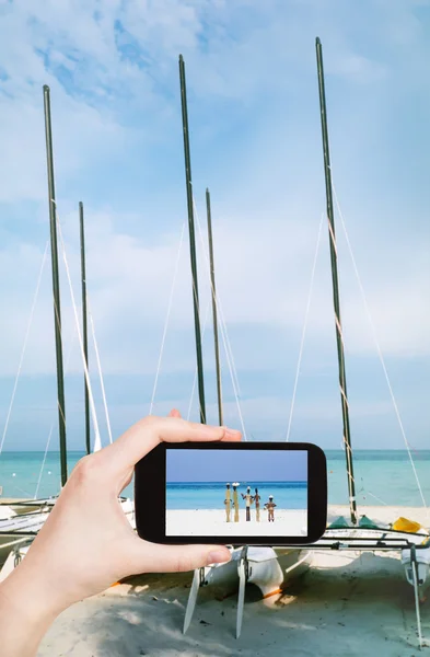 Tourist taking photo of Atlantic ocean coast — Stock Photo, Image