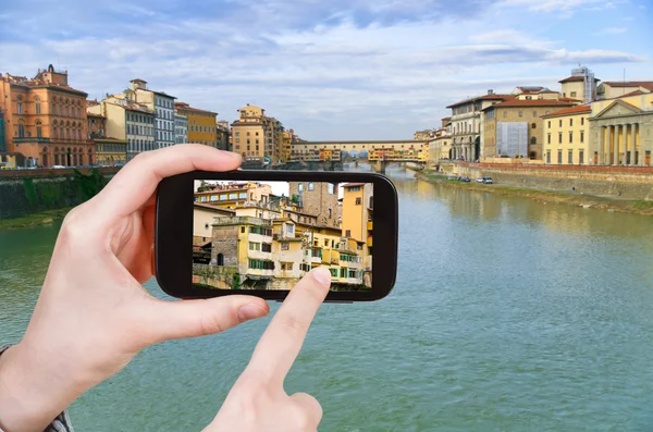 Турист делает фото Понте Веккио на реке Арно — стоковое фото