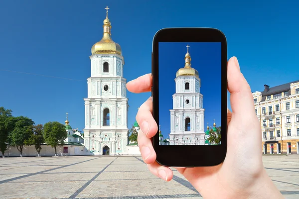 Tourist taking photo of Saint Sophia Cathedral — Stock Photo, Image