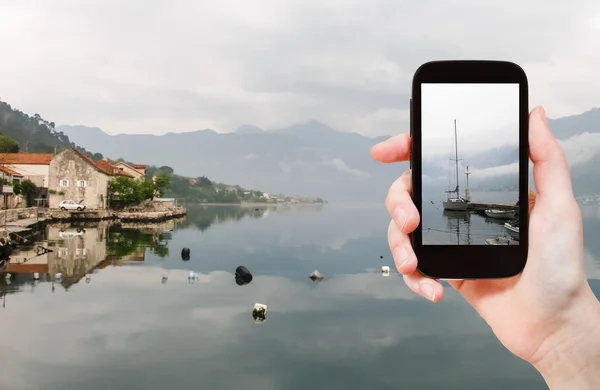 Turista scattare foto della baia di Kotor — Foto Stock