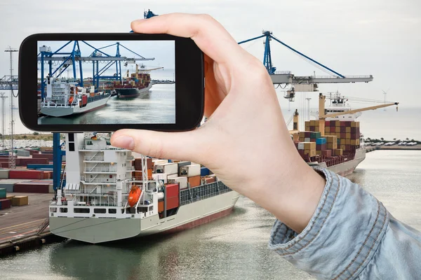 Tourist taking photo of Copenhagen cargo seaport — Stock Photo, Image