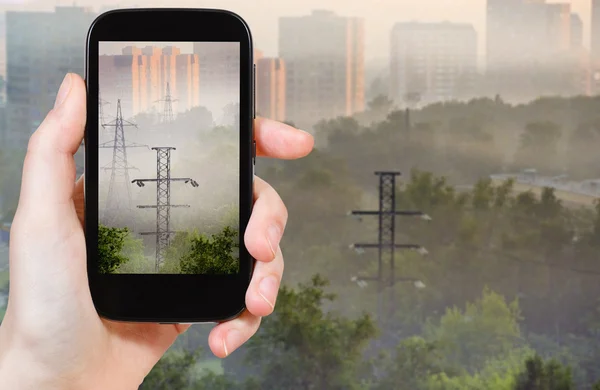 Turista tomando fotos de niebla matutina en la ciudad — Foto de Stock