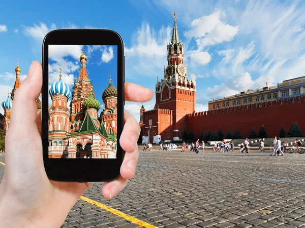 Tourist taking photo of Red Square in Moscow — Stock Photo, Image
