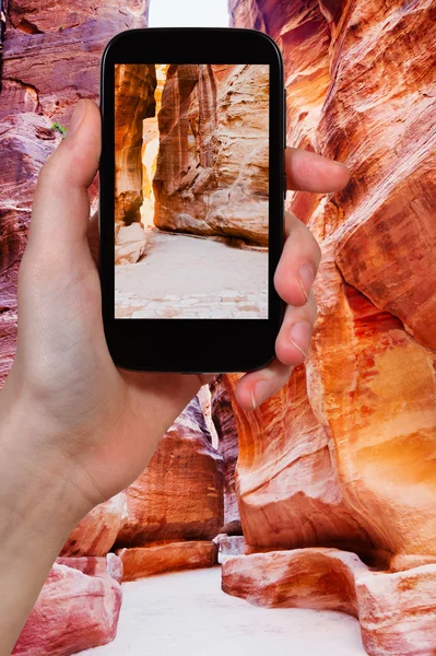 Turista tomando fotos de El Siq en la ciudad Petra —  Fotos de Stock