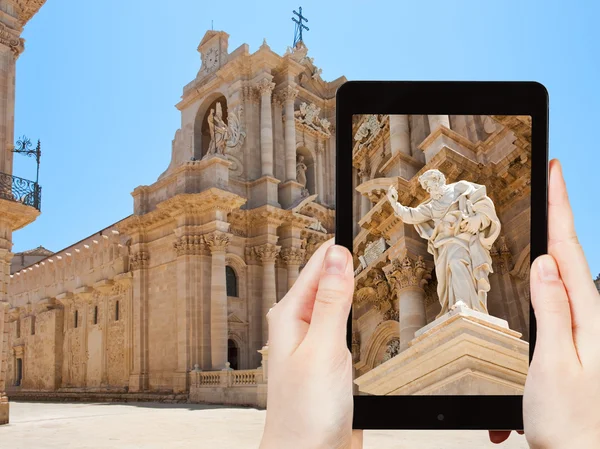 Tourist taking photo of Apostle statue in Syracuse — Stock Photo, Image