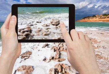 turist alarak fotoğraf ölü deniz üzerinde tuz Beach