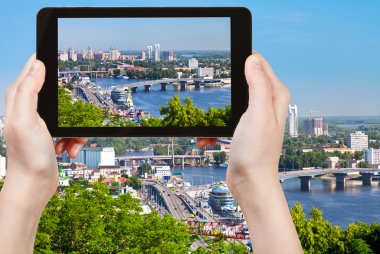 turist alarak fotoğraf modern Kiev Skyline