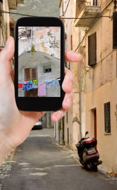yan sokakta şehirdeki turistik alarak fotoğraf