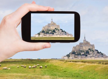 mont saint-michel manastırına turist alarak fotoğraf