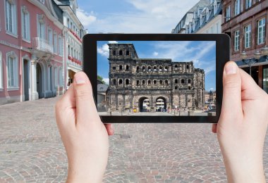 Trier Porta Nigra turist alarak fotoğraf