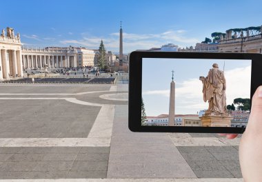 Dikilitaş St.Peter meydanında turist alarak fotoğraf