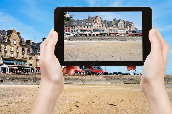 Tourist taking photo of waterfront in Cancale — Stock Photo, Image