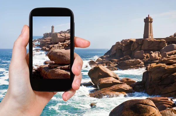 Turistické brát fotografie maják v Bretani — Stock fotografie