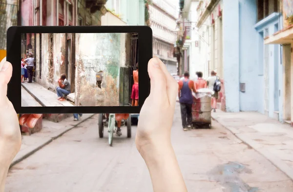 Turista tomando fotos de la vieja calle en La Habana — Foto de Stock