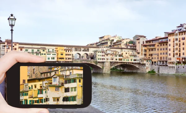 Turista tomando fotos de puente Ponte Vecchio — Foto de Stock
