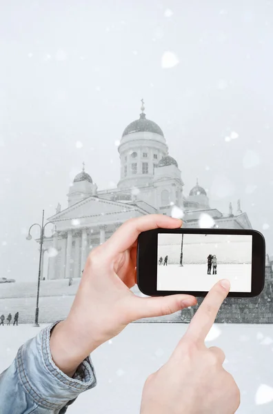 Toeristische nemen foto Helsinki Cathedral in de winter — Stockfoto