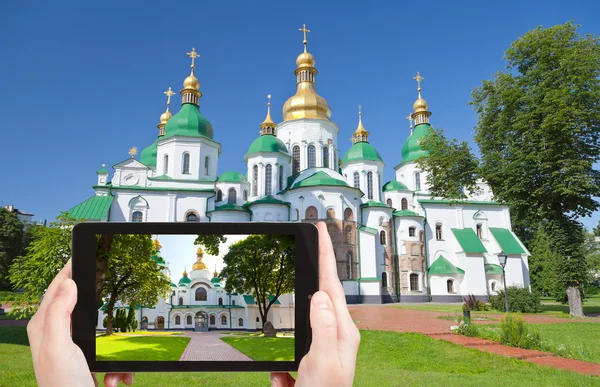 Tourist taking photo of Saint Sophia of Kiev — Stock Photo, Image