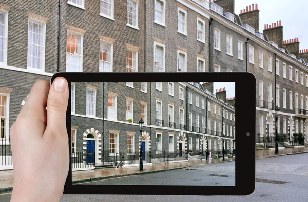 Turista tomando fotos de casas en Londres — Foto de Stock