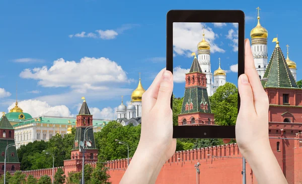Tourist taking photo of Moscow Kremlin — Stock Photo, Image