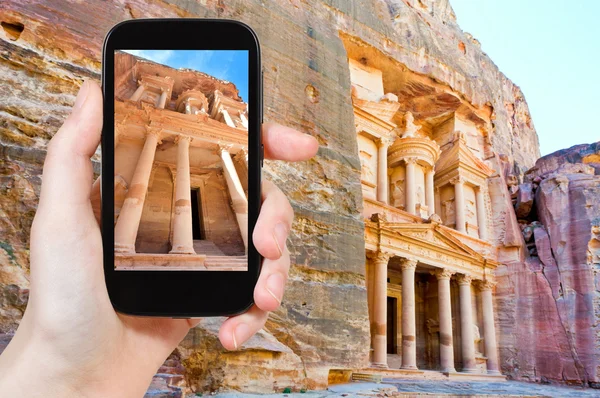 Taking photo of Treasury temple in rock of Petra — Stock Photo, Image
