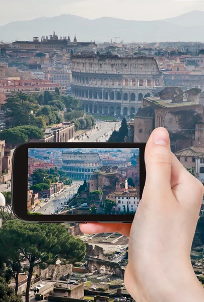 Turista tirar fotos de rua para Coliseu, Roma — Fotografia de Stock