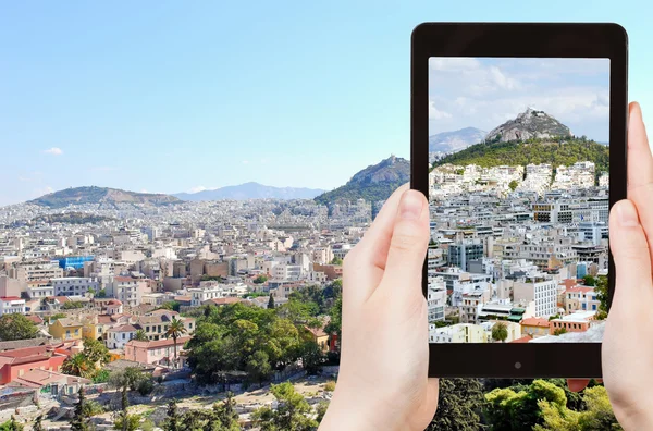 Turista tomando fotos del paisaje urbano de Atenas — Foto de Stock