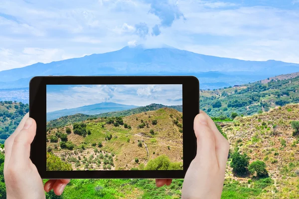 Turista che fotografa il paesaggio rurale con l'Etna — Foto Stock