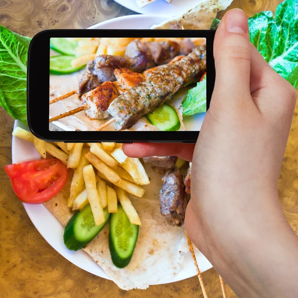 Toeristische nemen foto van spiesjes mix Arabische kebab — Stockfoto