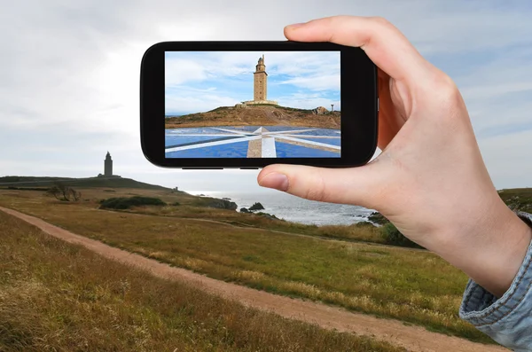 Turystyczny biorąc zdjęcie latarni wieża Herkulesa — Zdjęcie stockowe