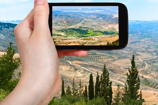 Turist med foto av heliga landet från berget Nebo — Stockfoto