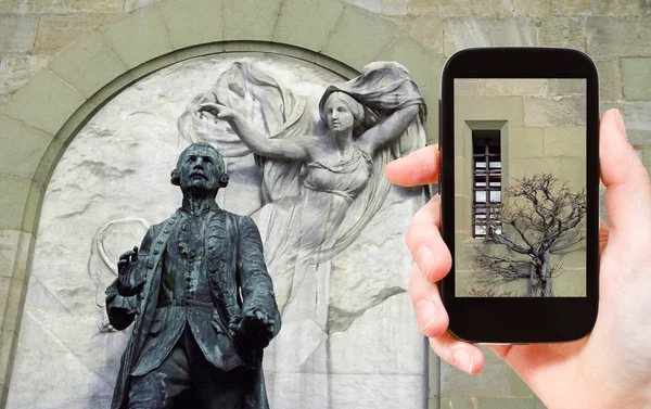 Turista tomando fotos de las paredes Castillo de Saint-Maire — Foto de Stock