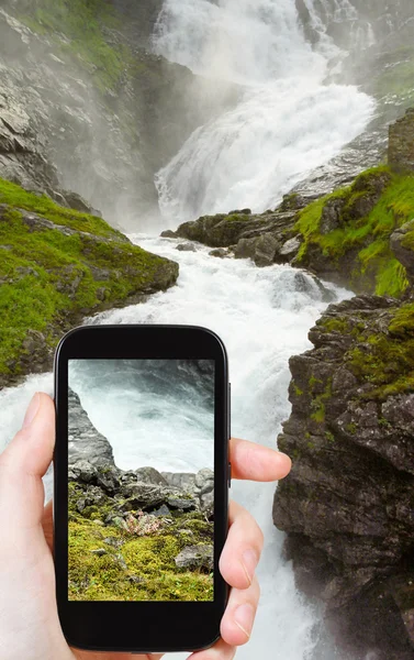 Touristin fotografiert den Wasserfall von Kjosfossen — Stockfoto